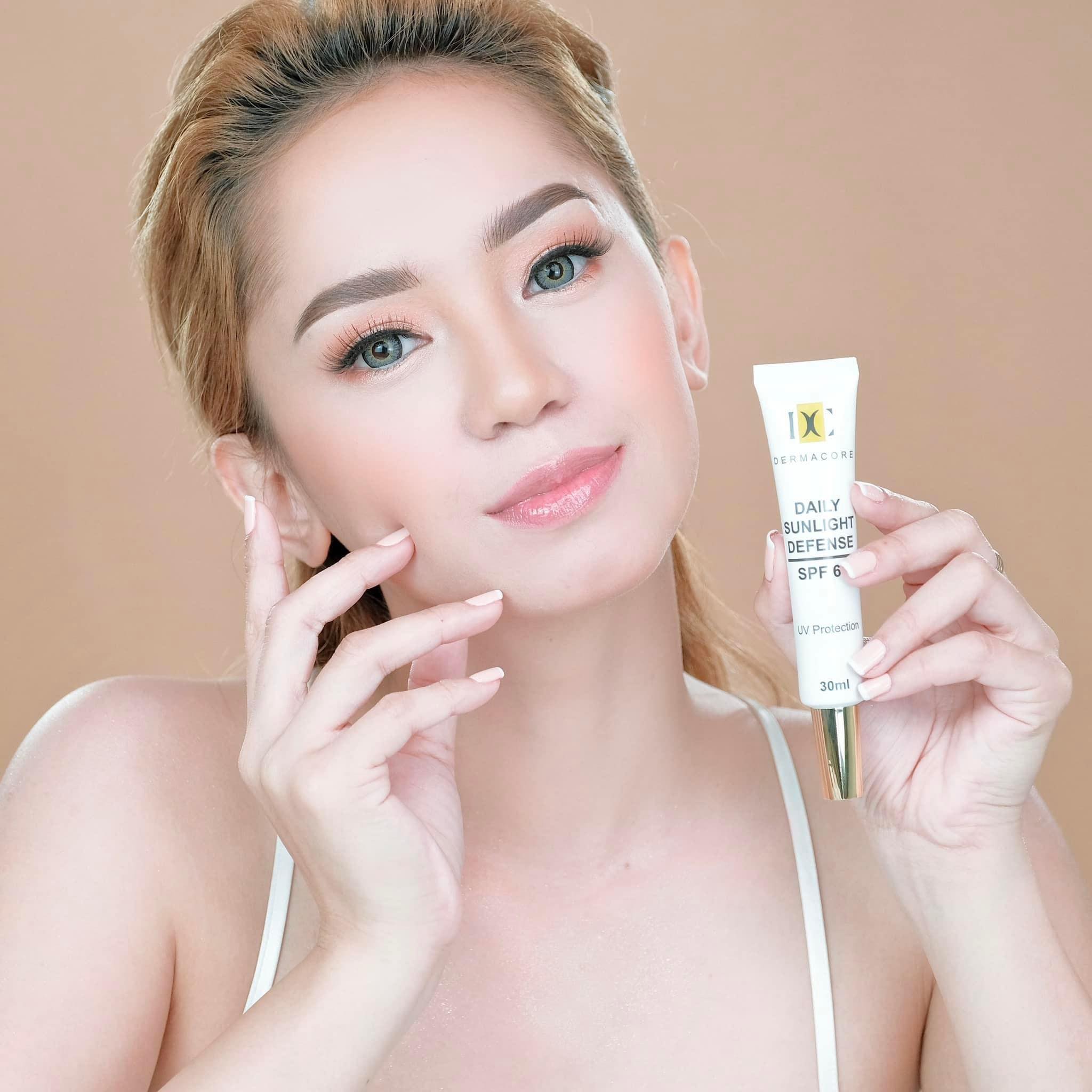 WE ARE HIRING
AESTHETICIAN
image